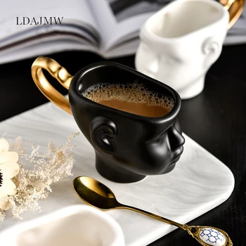  Işık Lüks Yaratıcı yüz sanat Soyut Avrupa Tarzı Oyma Klasik seramik kahve fincanı çift Fincan hediye fincan